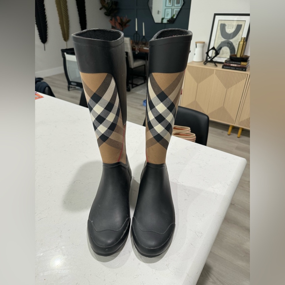 BURBERRY RAIN/WINTER BOOTS IN CLASSIC PRINT! SIZE 8!